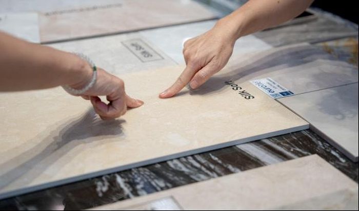 Trải nghiệm trực tiếp trên mẫu sản phẩm giúp khách mời cảm nhận rõ tính năng vật liệu của Viglacera.