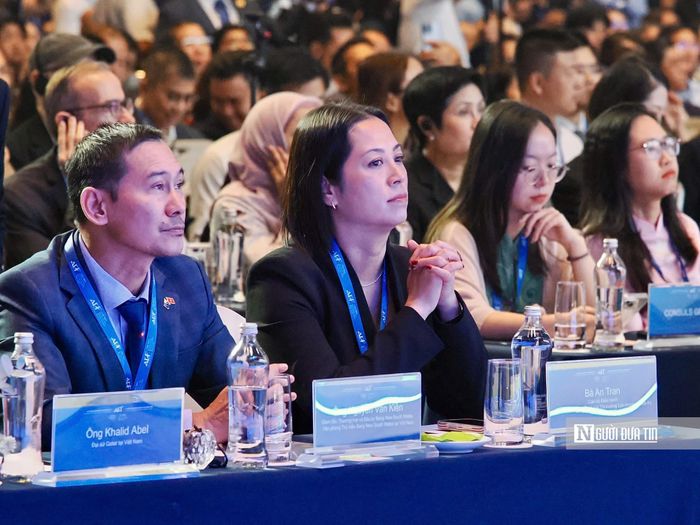 Nội dung trao đổi tập trung vào những chuyển dịch của kinh tế thế giới, từ sự dịch chuyển dòng vốn đầu tư, thay đổi chuỗi cung ứng đến tác động của công nghệ và những điều chỉnh trong mô hình tăng trưởng.