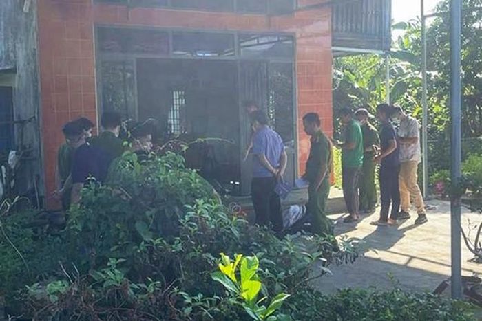 Các lực lượng chức năng kiểm tra hiện trường. Ảnh: Đức Anh/Lao động.