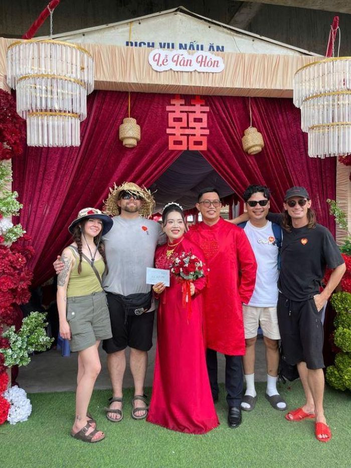 Andy (áo đen), Tyler (áo phông xám) gửi tiền mừng cô dâu, chú rể. Ảnh: NVCC/Znews