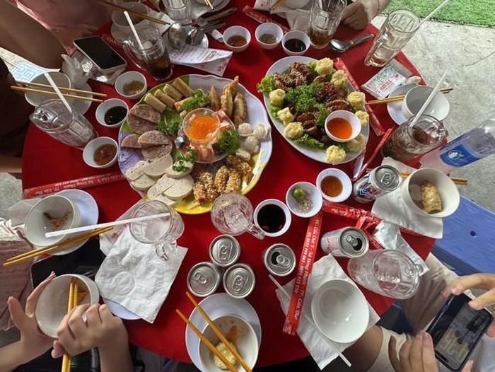 Nhóm khách nước ngoài được mời dự tiệc với gia đình cô dâu chú rể. Ảnh: NVCC/Znews