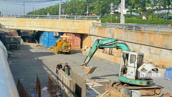 Để phá vỡ thế "băng giá" kéo dài hàng chục năm, Tp.HCM đang rốt ráo tổ chức các cuộc đối thoại, xây dựng phương án bồi thường tiệm cận giá thị trường nhằm tìm kiếm sự đồng thuận của các chủ mặt bằng. Với những mặt bằng được bàn giao, chủ đầu tư và đơn vị thi công tiếp tục thi công cuốn chiếu, mặt bằng sạch đến đâu thi công đến đó.