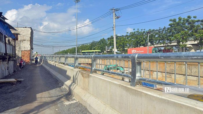 Nút thắt lớn nhất của dự án nằm ở dải đất chưa giải phóng mặt bằng của hàng chục hộ dân tại nút giao Trạm 2 khiến máy móc không có không gian để cào đất, trải nhựa.
