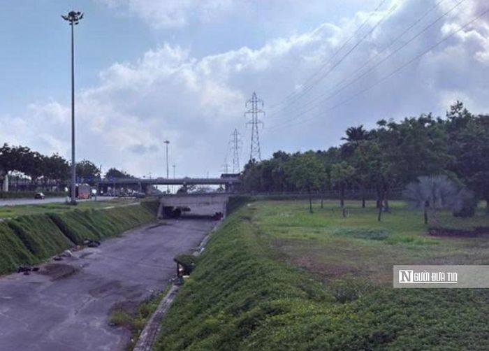 Đáng báo động hơn, phần hầm chui hở giáp khu du lịch Suối Tiên đang trong tình trạng bỏ hoang, lại bị một số cá nhân chiếm dụng làm nơi sửa chữa xe cơ giới. Nhiều hạng mục công trình có dấu hiệu xuống cấp do phơi mưa nắng lâu ngày mà không được duy tu, bảo dưỡng.