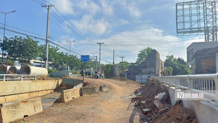 Do miệng hầm chui bị bít kín, nên nhiều phương tiện phải đi đường vòng khá xa men theo hàng rào của Khu Công nghệ cao, rồi mới có thể nhập vào Xa lộ Hà Nội ngay trước khu Du lịch Suối Tiên.