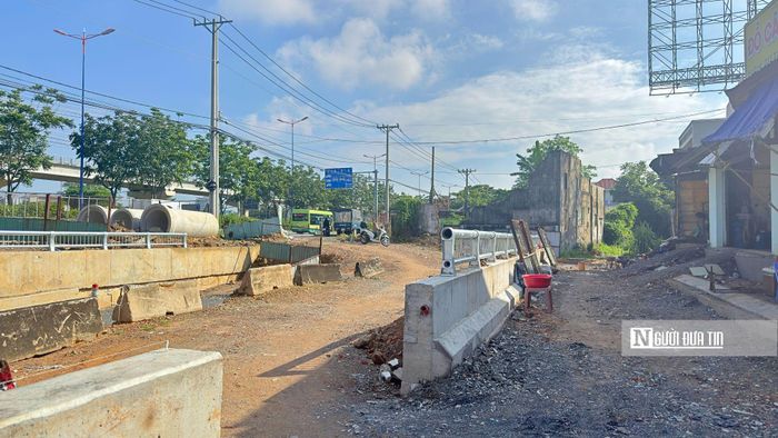 Theo ghi nhận, phần ruột hầm chui đã cơ bản hoàn thành, nhưng phần đường dẫn ra ngoài lại bị tắc nghẽn bởi những mét đất chưa thể giải tỏa.