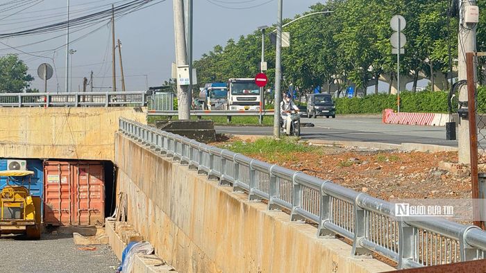Người dân hằng ngày phải đánh vật với khói bụi và ùn tắc nghiêm trọng tại cửa ngõ phía Đông, khi nhánh hầm chui Trạm 2 vẫn phải "đắp chiếu" chờ mặt bằng sạch.