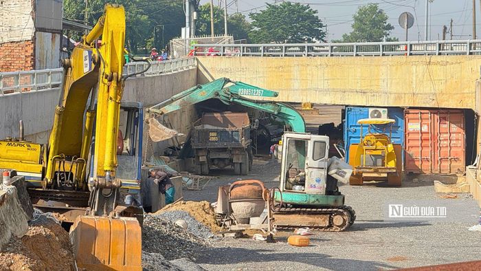Trao đổi với PV, đại diện Ban Quản lý dự án đầu tư xây dựng phường Tăng Nhơn Phú, Tp.HCM cho biết, dự án hầm chui tại nút giao Trạm 2 vẫn đang vướng mặt bằng do nhiều hộ dân chưa bàn giao. Phần mặt bằng chưa giải tỏa nằm ngay các vị trí cốt lõi để đấu nối hầm chui với trục chính (Xa lộ Ha Nội và Quốc lộ 1). Vì thế, công trình dù đã cơ bản định hình và đang hoàn thiện các chi tiết phụ như lắp lan can thép nhưng chưa thể thông xe.