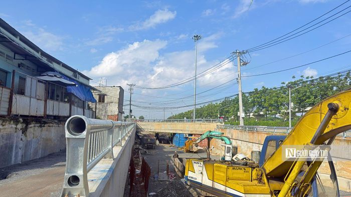 Một vài máy xúc cũ kỹ, hoen gỉ của đơn vị thi công nằm bất động, phủ đầy bụi. Do thời gian dừng thi công quá dài, mặt bằng công trường biến dạng nghiêm trọng, gây mất mỹ quan đô thị và lãng phí nghiêm trọng nguồn lực máy móc của nhà thầu.