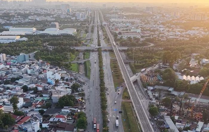 Việc thông xe hầm chui Trạm 2 tại phường Tăng Nhơn Phú không chỉ góp phần giảm ùn tắc trên Xa lộ Hà Nội, rút ngắn thời gian di chuyển và bảo đảm an toàn giao thông, mà còn tạo kết nối thuận lợi với Vành đai 3 khi tuyến đường này đưa vào khai thác, góp phần tăng cường liên kết vùng kinh tế trọng điểm phía Nam.