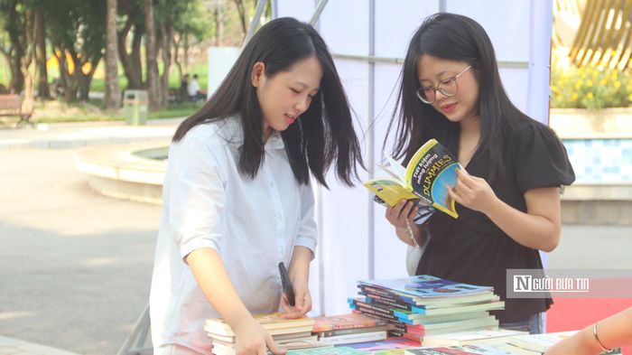 Các bạn trẻ hào hứng với hoạt động đổi sách tại Hội sách Mùa thu 2026 (Ảnh: Quốc Tiệp).