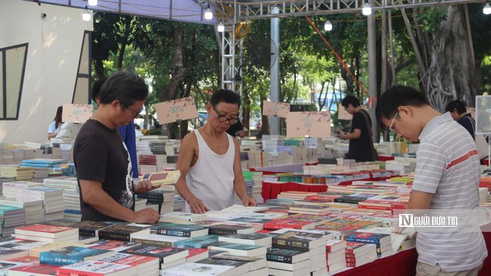 Hội sách không chỉ thu hút giới trẻ mà còn cả những người lớn tuổi (Ảnh: Quốc Tiệp).