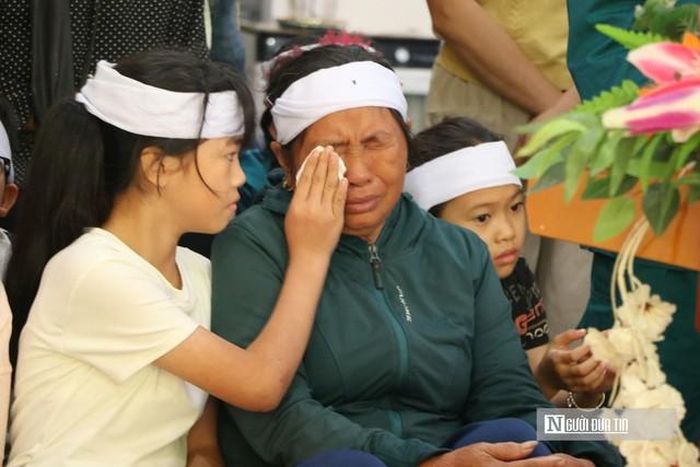 Người thân của liệt sĩ Phạm Duy Trinh khóc nghẹn trong buổi lễ. 