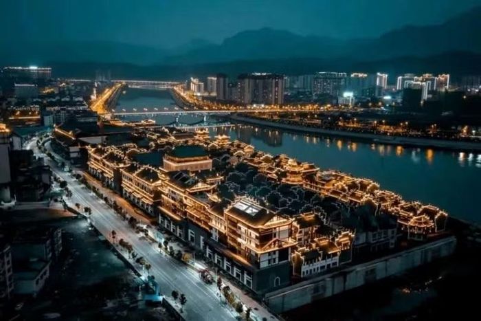 Cổ trấn xây dựng tiền tỷ mà vắng du khách. Ảnh: Wenxuecity.