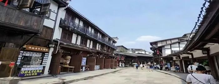 Khu phố giả cổ, đìu hiu vắng khách. Ảnh: Wenxuecity.