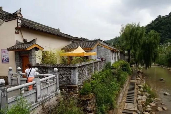 Cổ trấn một thời nhộn nhịp, nay hoang vắng. Ảnh: Wenxuecity.