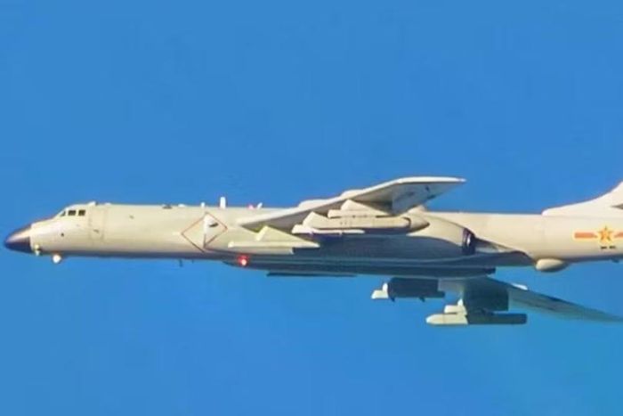 Hình ảnh được đăng tải trên mạng xã hội cho thấy một máy bay ném bom chiến lược H-6K mang theo hai thiết bị tác chiến điện tử. Ảnh: Weibo.