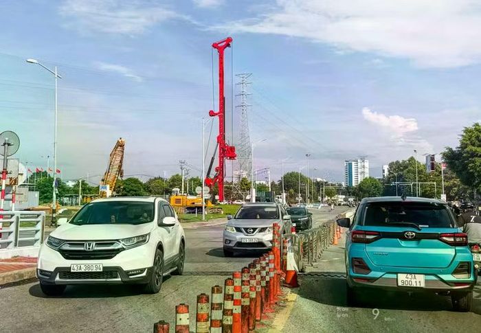 Cụm nút giao thông Lê Thanh Nghị – Cách mạng Tháng Tám – Thăng Long – Đường dẫn lên cầu Hòa Xuân (Đà Nẵng) đang được triển khai thi công. Ảnh XM.