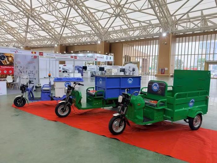 Xe điện chở rác 3 bánh của Nam Triệu. Ảnh: VEC.