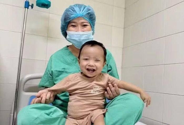 Bệnh nhi nhỏ tuổi được ghép gan ở BV Trung ương Huế. Ảnh: Hồ Xuân Mai.