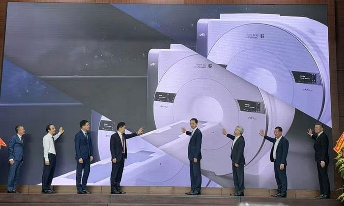 MRI 5 Tesla đầu tiên ở Đông Nam Á chính thức vận hành tại Bệnh viện Đại học Y Hà Nội. Ảnh: Tiến Lưu.