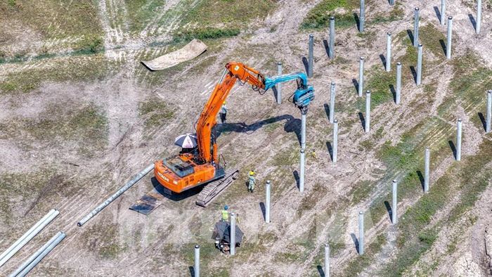 Thi công lắp đặt hệ thống giá đỡ pin năng lượng mặt trời tại Dự án Nhà máy điện mặt trời Dầu Tiếng 5, xã Dương Minh Châu, tỉnh Tây Ninh. Ảnh: Minh Phú - TTXVN