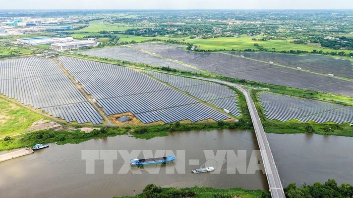 Hệ thống điện mặt trời quy mô lớn tại phường Trảng Bàng, tỉnh Tây Ninh, góp phần đa dạng hóa nguồn cung năng lượng, thúc đẩy phát triển năng lượng tái tạo và giảm phát thải khí nhà kính. Ảnh: Minh Phú - TTXVN