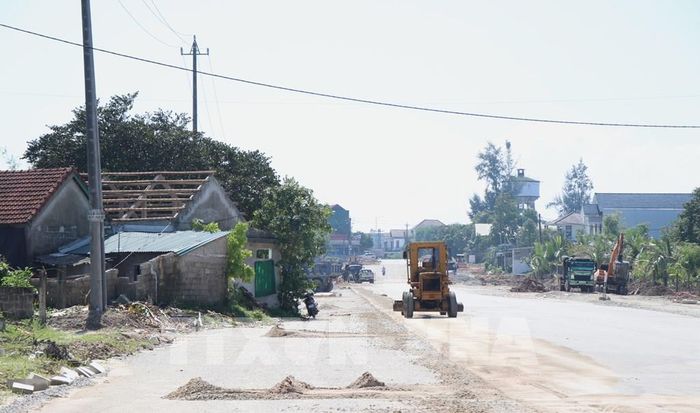 Dự án đường Tố Hữu nối dài đi sân bay Phú Bài được các đơn vị thi công đẩy nhanh tiến độ. Ảnh: Văn Dũng - TTXVN