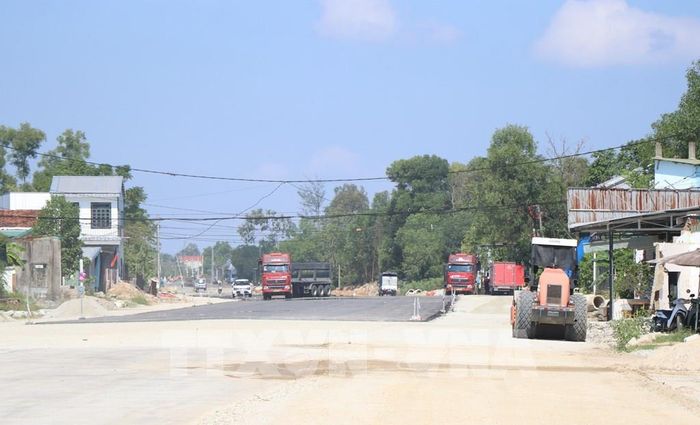 Dự án đường Tố Hữu nối dài đi sân bay Phú Bài được các đơn vị thi công đẩy nhanh tiến độ. Ảnh: Văn Dũng - TTXVN