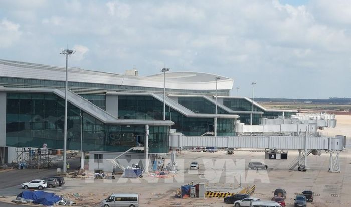 Phần cánh nhà ga hành khách và hệ thống cầu ống lồng đã lắp đặt hoàn chỉnh tại sân bay Long Thành. Ảnh: Công Phong - TTXVN 