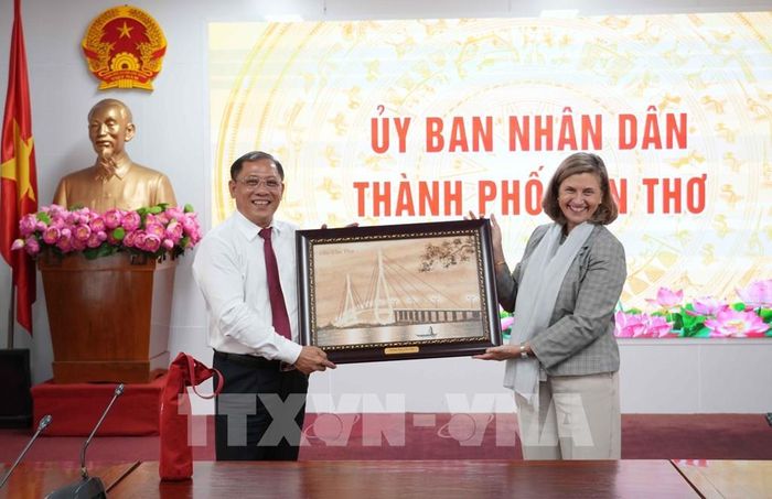 Phó Chủ tịch UBND thành phố Cần Thơ Trần Chí Hùng tặng quà cho bà Francesca Bellone, Tham tán và Trưởng Ban hợp tác phát triển, Đại sứ quán Canada. Ảnh: Thanh Liêm - TTXVN