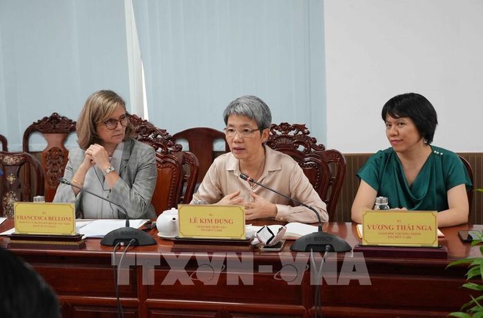 Bà Lê Kim Dung, Giám đốc quốc gia Tổ chức CARE thông tin các nội dung của Dự án C4G. Ảnh: Thanh Liêm - TTXVN
