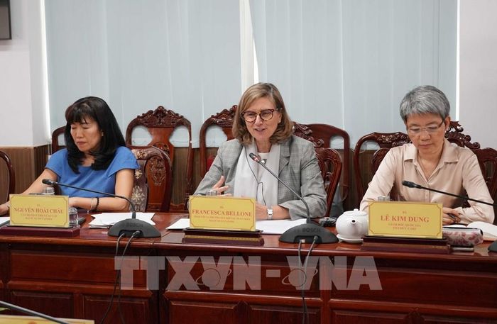 Bà Francesca Bellone, Tham tán và Trưởng Ban hợp tác phát triển (Đại sứ quán Canada) phát biểu tại buổi làm việc. Ảnh: Thanh Liêm - TTXVN