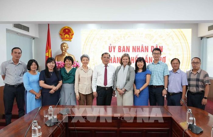 Lãnh đạo UBND thành phố Cần Thơ và Đoàn Đại sứ quán Canada chụp ảnh chung. Ảnh: Thanh Liêm - TTXVN