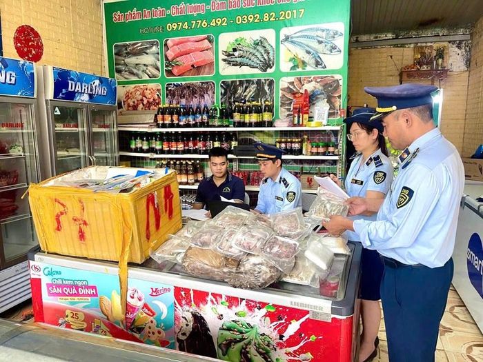 Lực lượng quản lý thị trường kiểm tra hàng hoá tại một cơ sở kinh doanh.