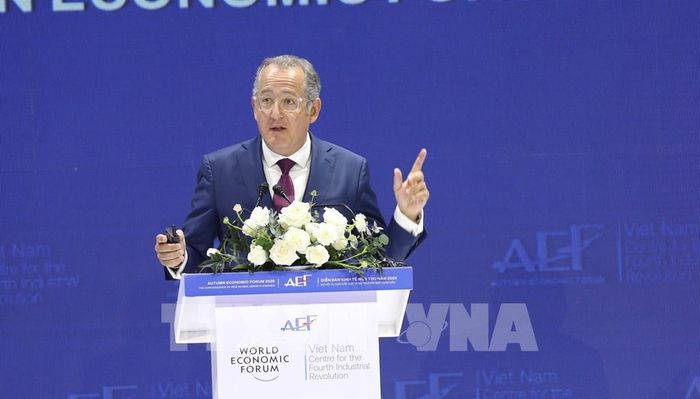 Ông Denis Depoux, Giám đốc Điều hành Toàn cầu Roland Berger phân tích xu hướng tài chính toàn cầu và cơ hội thu hút đầu tư của các quốc gia. Ảnh: Hứa Chung – TTXVN 