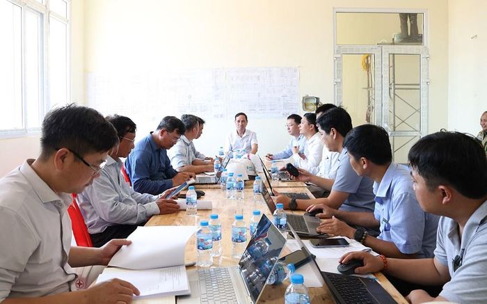 Phó Tổng giám đốc EVNNPT Bùi Văn Kiên họp điều độ tiến độ dự án với SPMB và các nhà thầu tham gia dự án. Ảnh: Thúy Hiền/BNEWS/TTXVN