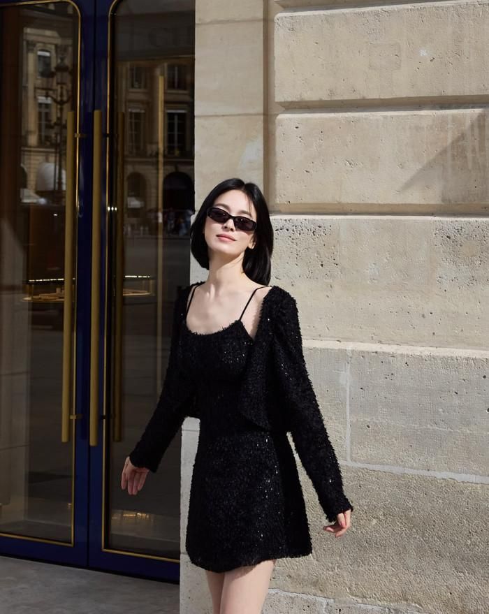 Song Hye Kyo diện áo dây quyến rũ.