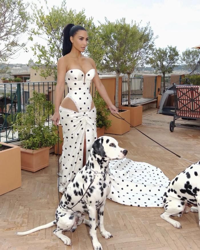 Kim Kardashian xuất hiện bên hai chú chó đốm Dalmatian.