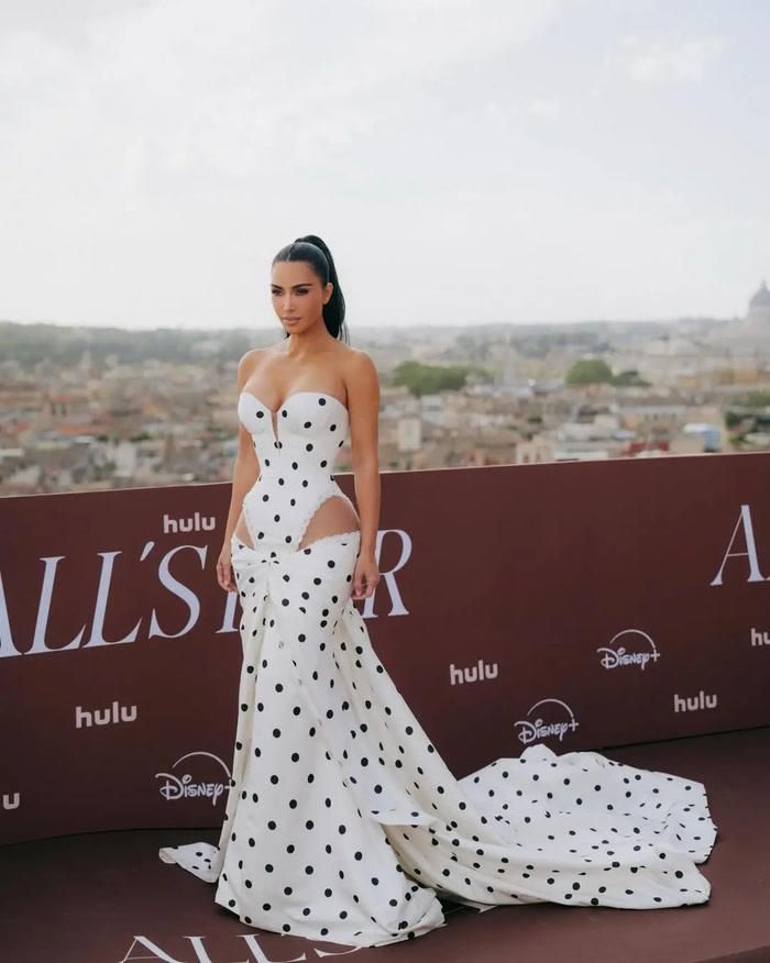 Kim Kardashian tham dự buổi chụp ảnh quảng bá dự án All's Fair tại Rome, Italy.
