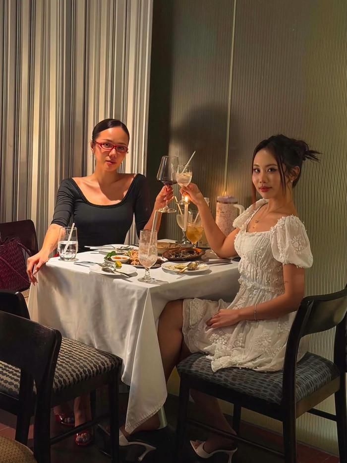 Phương Mỹ Chi và Phương Ly thân thiết sau khi cùng tham gia một cuộc thi âm nhạc.