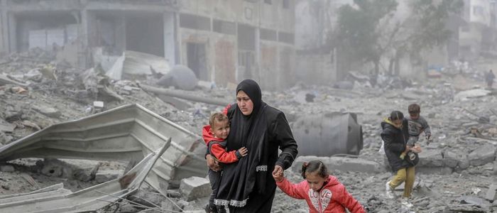 Phụ nữ, trẻ em chạy loạn do xung đột ở Gaza