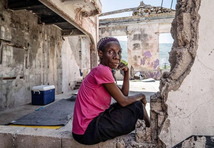 Một phụ nữ Haiti sống tạm bợ trong ngôi nhà đổ nát