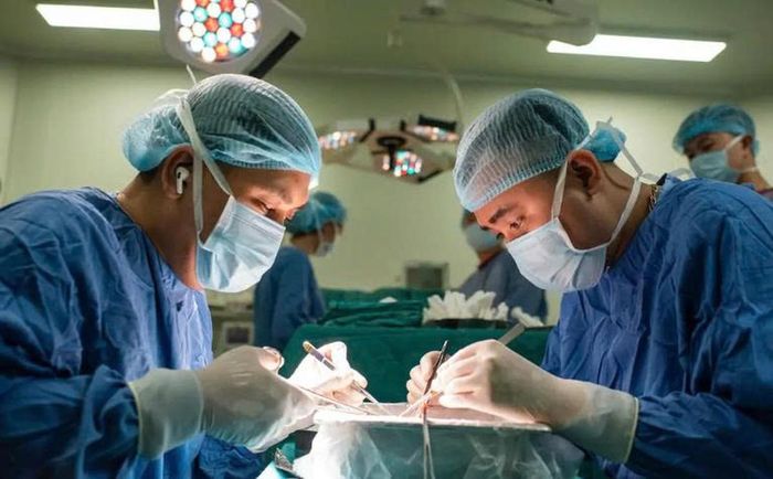 Các bác sĩ Bệnh viện Nhi Trung ương thực hiện ca ghép gan cho trẻ em