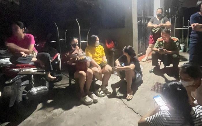 Nhiều phụ huynh yêu cầu được kiểm tra kho hàng của đơn vị cung cấp thực phẩm cho Trường Tiểu học Hoài Đức.
