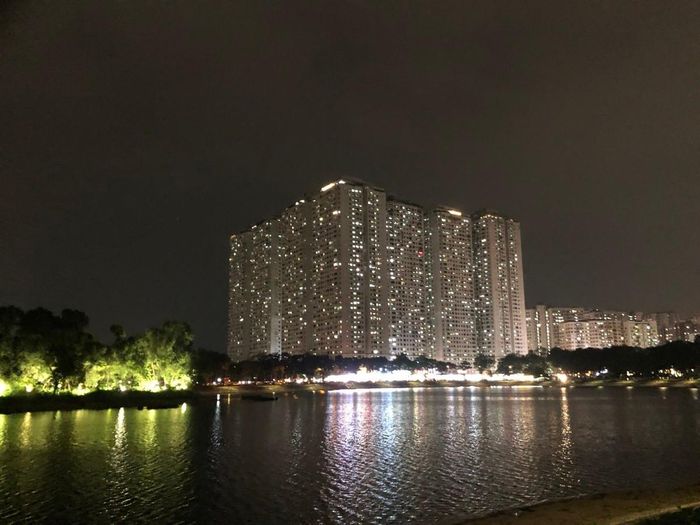 Khu chung cư HH nhìn từ hồ Linh Đàm