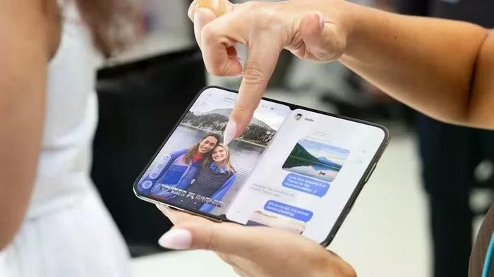 Khi mở điện thoại gập kiểu sách, màn hình lớn bên trong sẽ mang đến không gian hiển thị rộng rãi hơn đáng kể