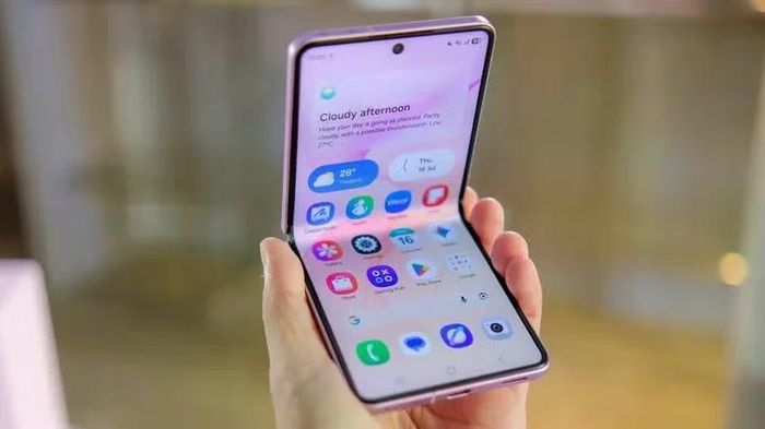 Điện thoại gập vỏ sò phù hợp với những người chủ yếu sử dụng điện thoại cho các tác vụ hàng ngày và muốn dễ dàng bỏ vào túi