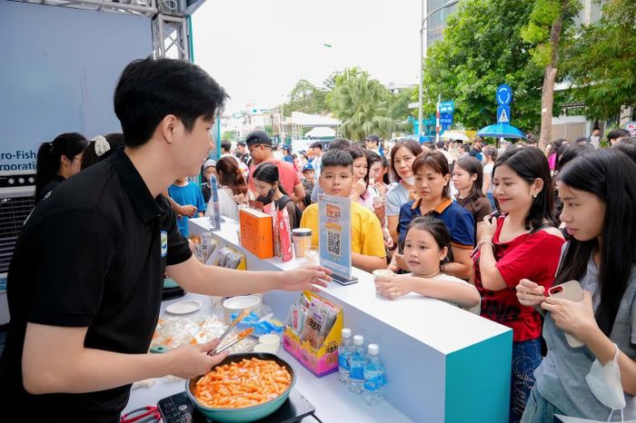 Đông đảo du khách tham quan, trải nghiệm món ăn tại gian hàng Next K-Food.