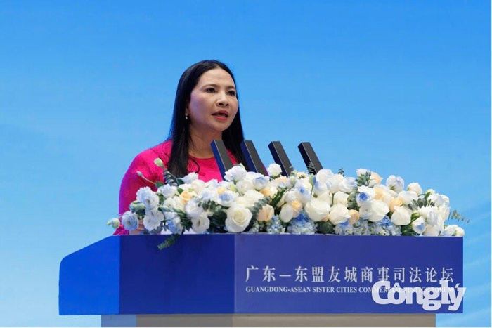 Bà Nguyễn Thị Thùy Dung, Phó Chánh án TAND TP. Hồ Chí Minh phát biểu tham luận tại Diễn đàn.